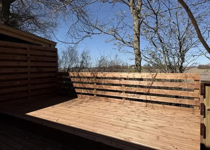 Billede af en terrasse på Bornholm bygget af Tømrermagi